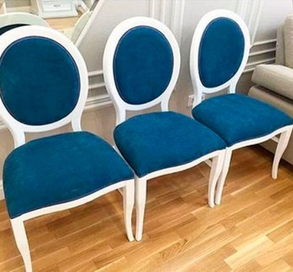 Стул Louis белого цвета с синей бархатной обивкой
