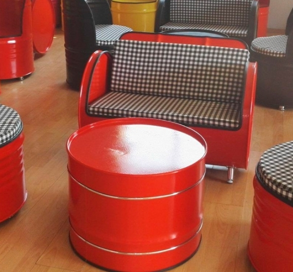 Стол журнальный из бочки красный