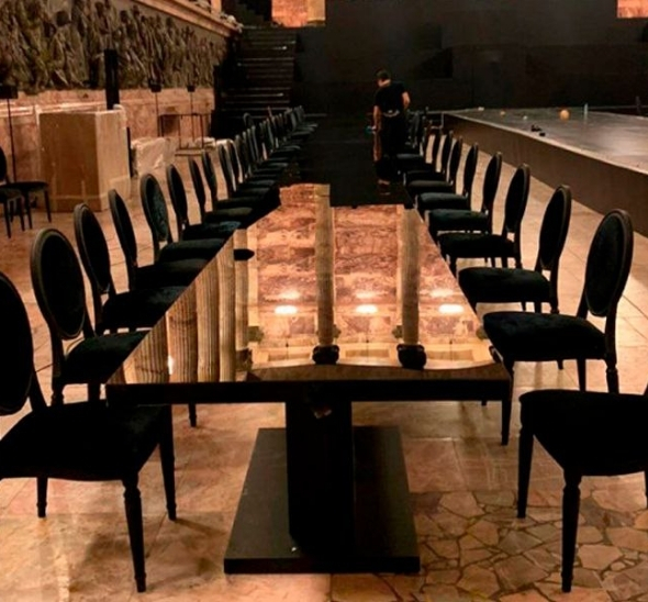 Стул Louis чёрного цвета с подушками из чёрного бархата