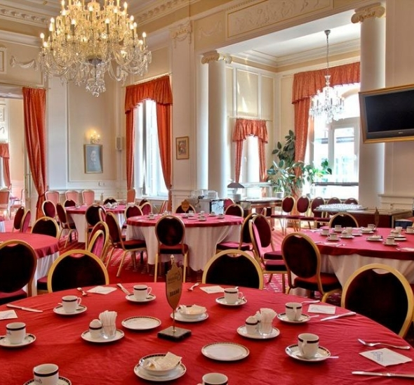 Стул Laval Gold с обивкой из красного бархата