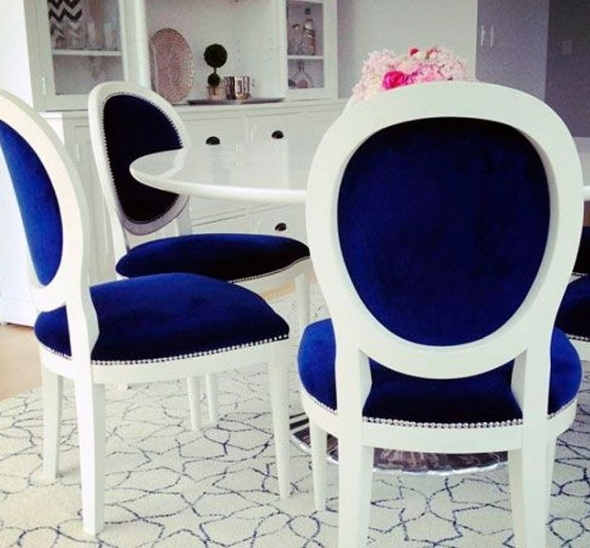 Стул Louis белого цвета с синей бархатной обивкой