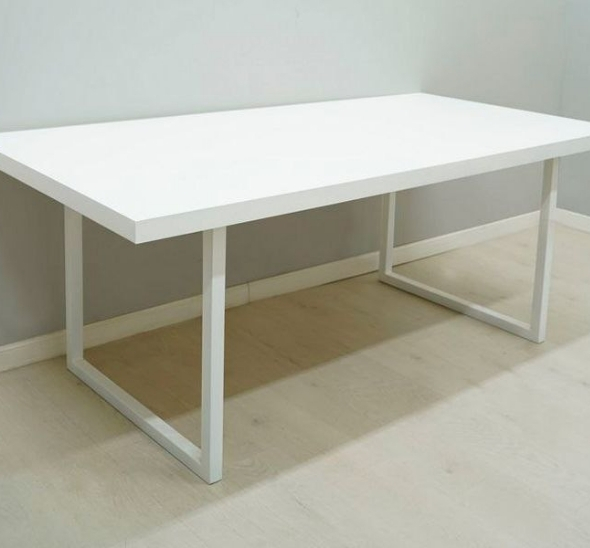 Стол для переговоров белый