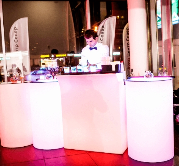 Барная стойка с коктейльными столами