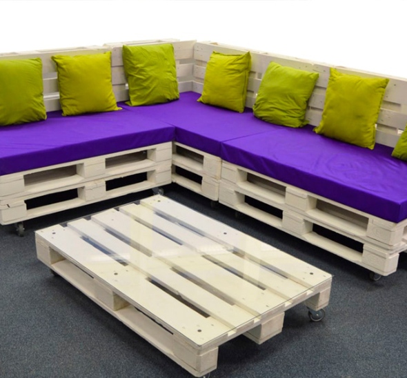 Угловой диван из обожжённых паллет