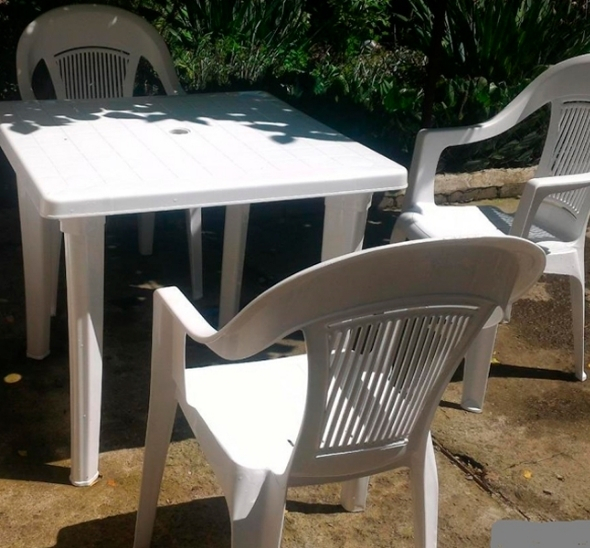 Пластиковый квадратный стол 90x90 см белый