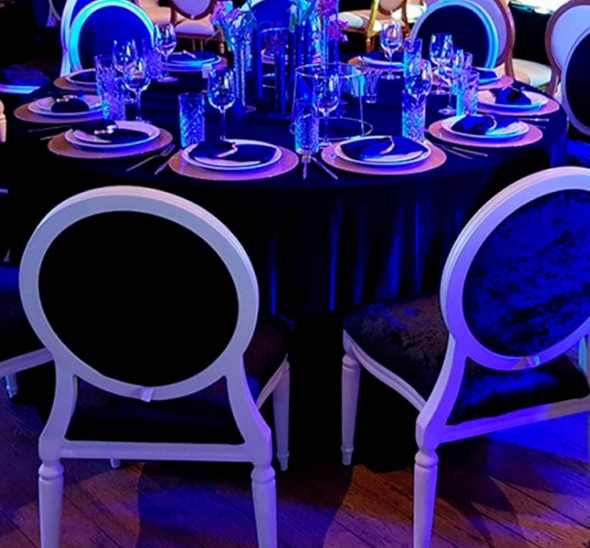 Стул Louis белого цвета с чёрной бархатной обивкой