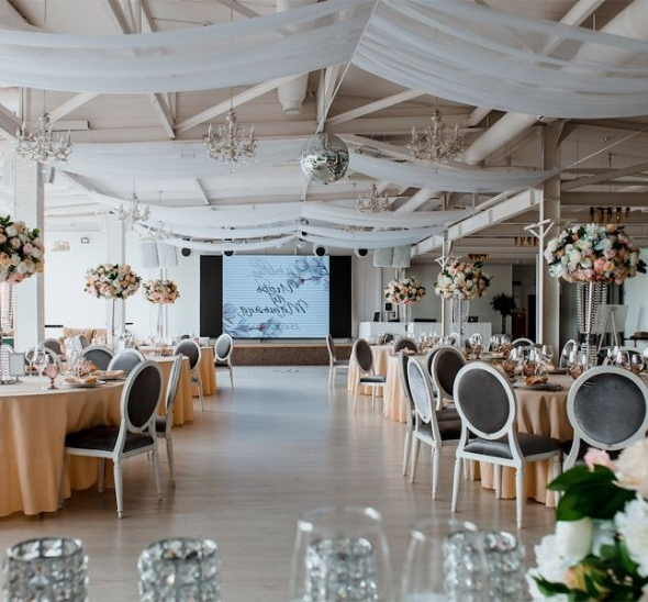 Стул Louis белого цвета с серой бархатной обивкой