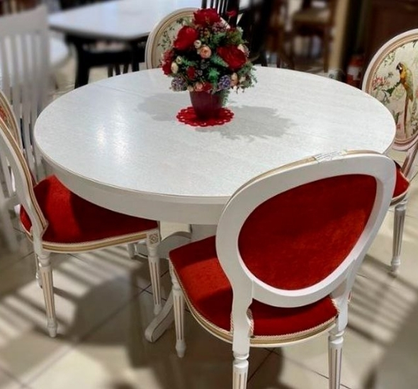 Стул Louis белого цвета с красной бархатной обивкой