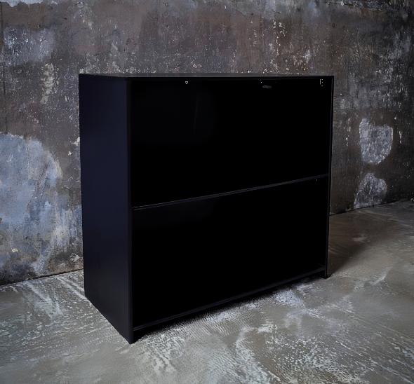 Чёрная стойка ресепшн