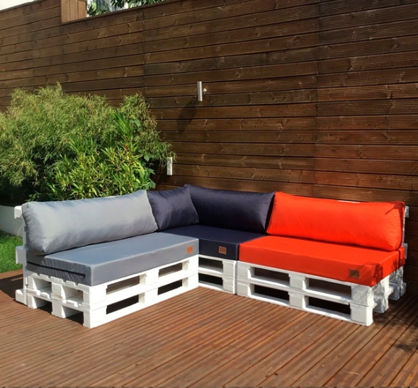 Угловой белый диван из паллет
