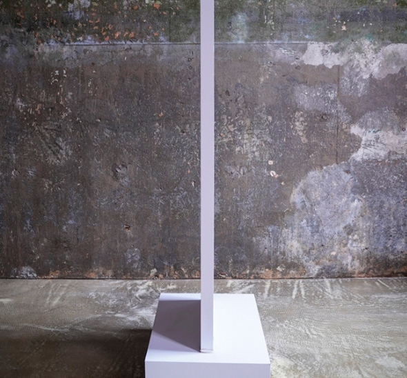 Напольный указатель белый