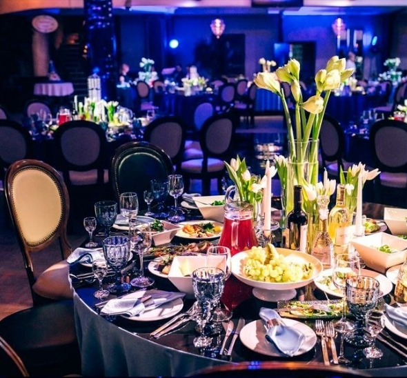 Стул Louis чёрного цвета с серой обивкой