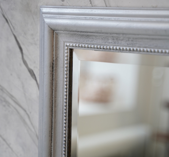 Напольное зеркало в серебристой раме