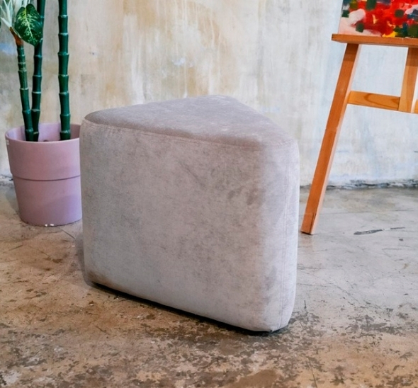 Пуфик треугольный Светло-серый