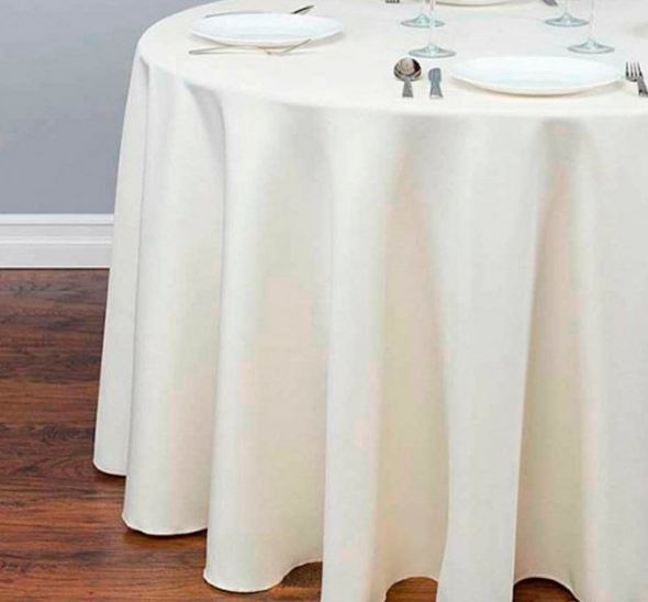 Стол банкетный с белой скатертью