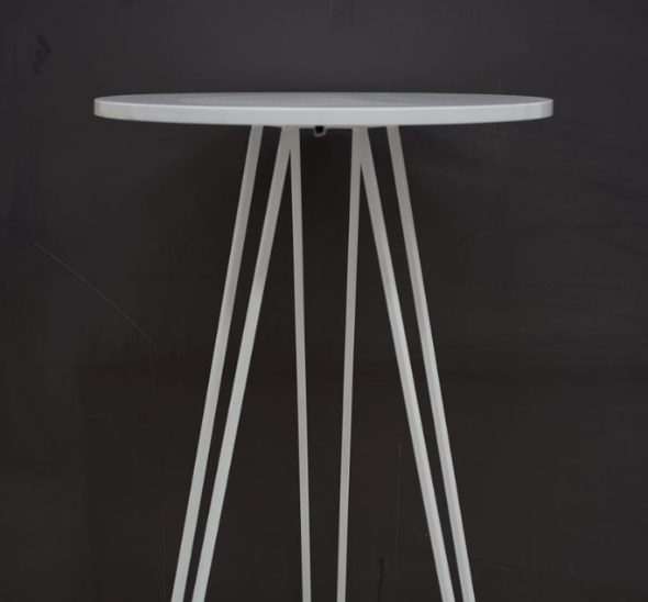 Фуршетный столик с треугольным основанием