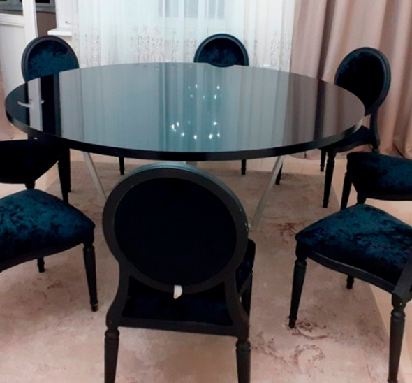 Стул Louis чёрного цвета с подушками из чёрного бархата