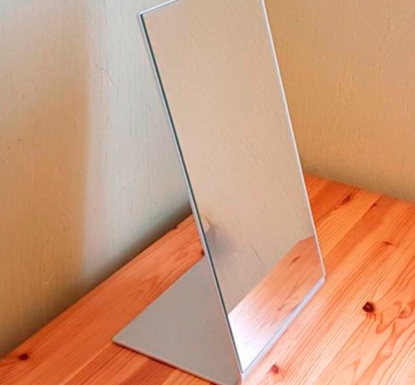 Настольное белое зеркало Тиснение