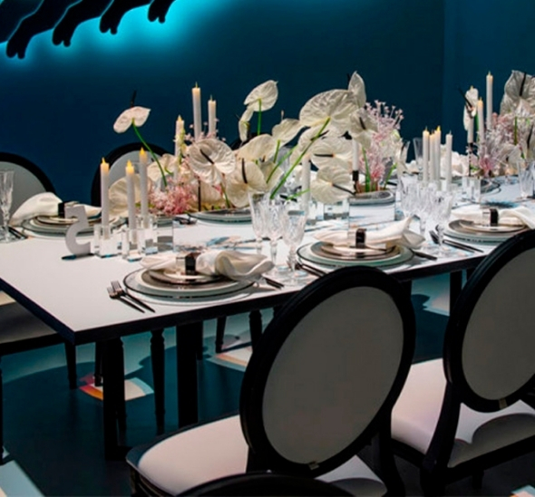 Стул Louis чёрного цвета с белой обивкой