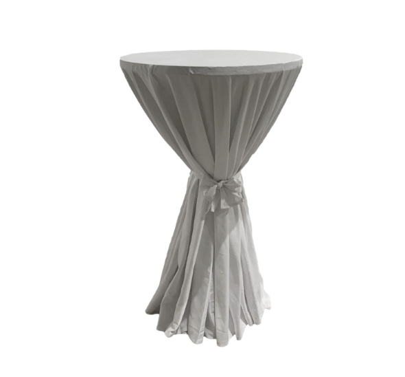 Стол со скатертью и бантом