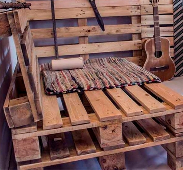 Обожжённое кресло из поддонов