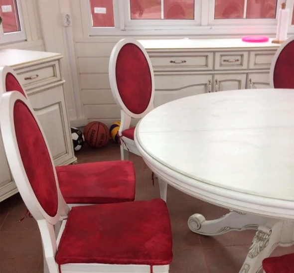 Стул Louis белого цвета с розовой бархатной обивкой