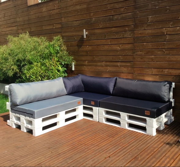 Угловой белый диван из паллет