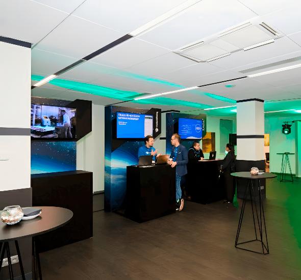 Чёрная стойка ресепшн