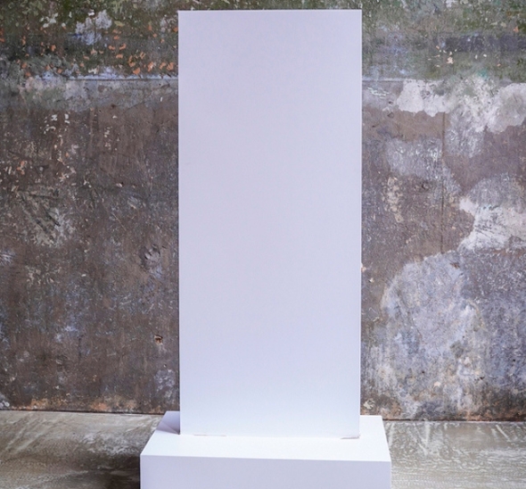 Напольный указатель белый