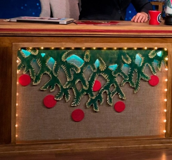 Декорация стол Ивана Урганта Новогодний