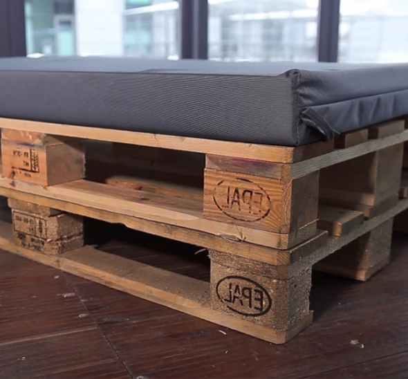 Обожжённый пуфик из паллет