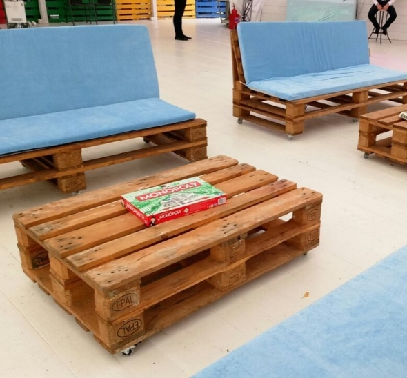 Обожжённый стол из паллет журнальный