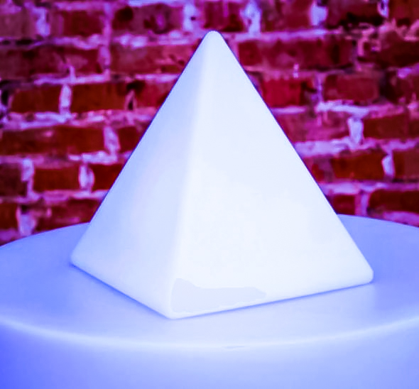 Светящаяся пирамида декоративная