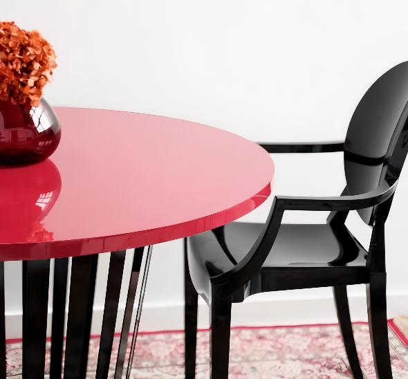 Стол со столешницей бордового цвета