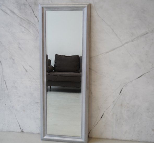 Напольное зеркало в серебристой раме