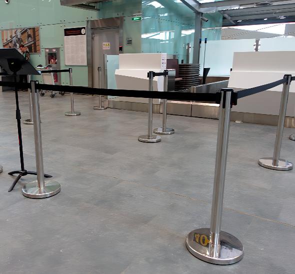 Столбик для ограждения с лентой