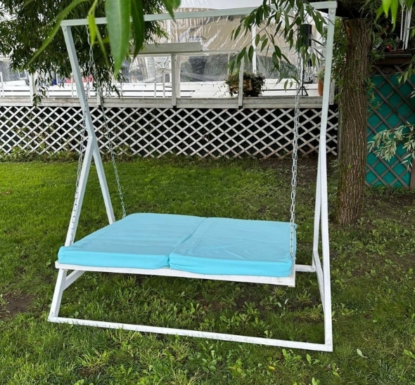 Качели синего цвета