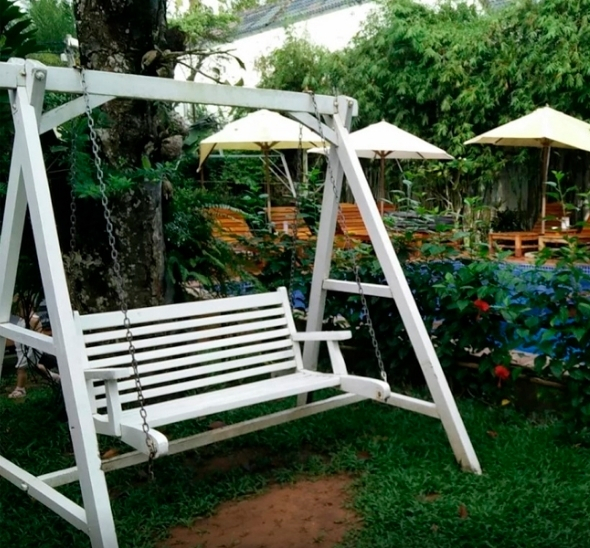 Качели белого цвета