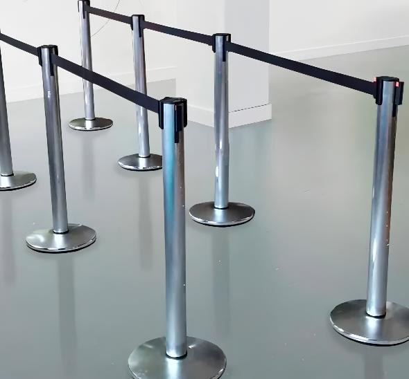 Столбик для ограждения с лентой